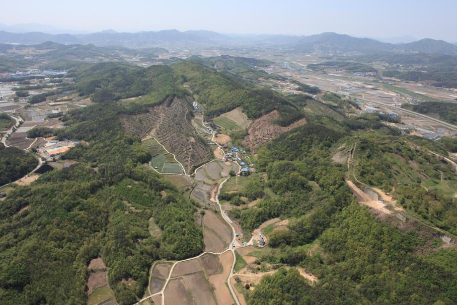 중부대륙 최대 신라 보은 삼년산성 고분군 이미지